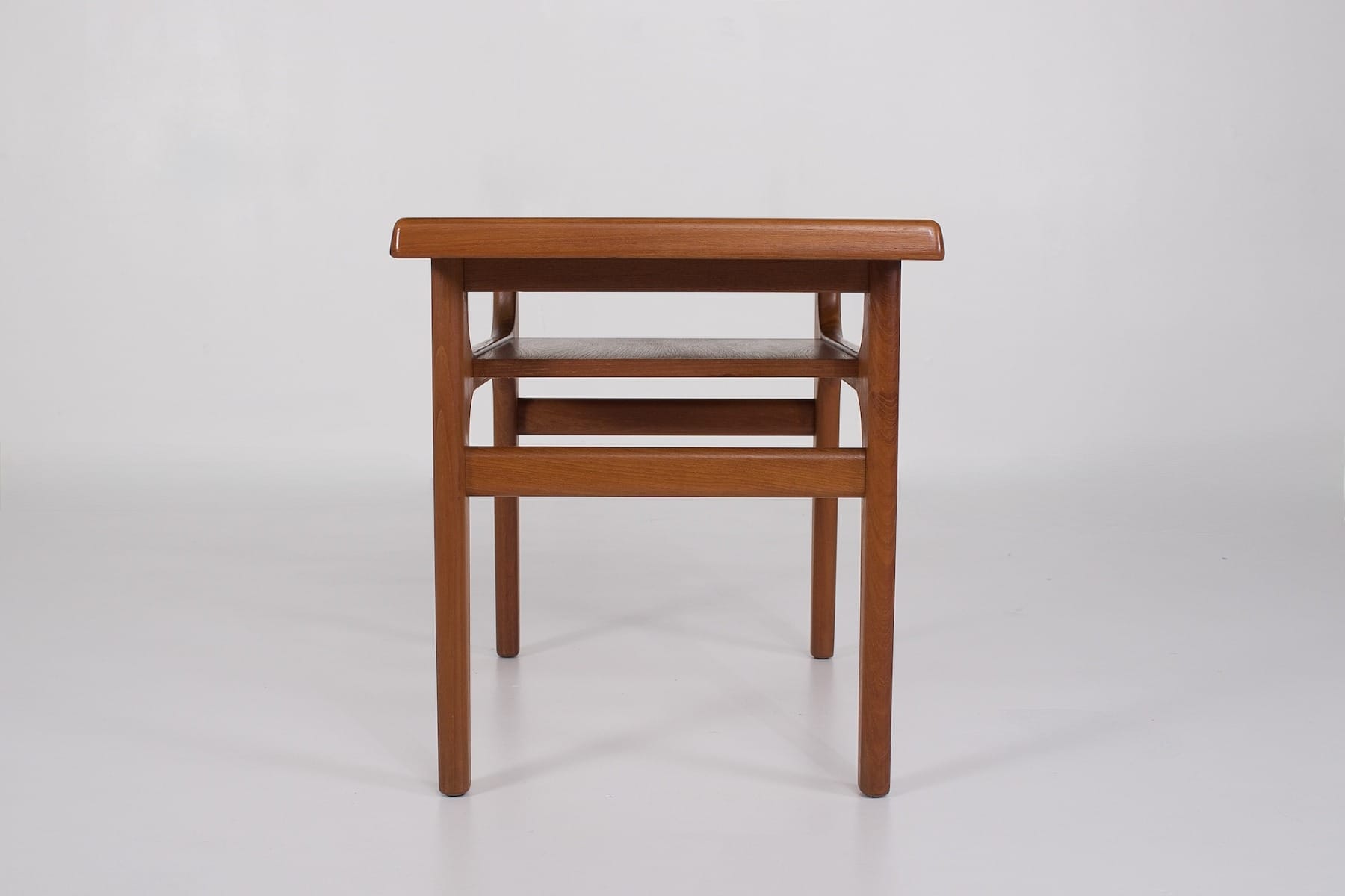 Profil des kleinen skandinavischen Vintage-Design-Tisches