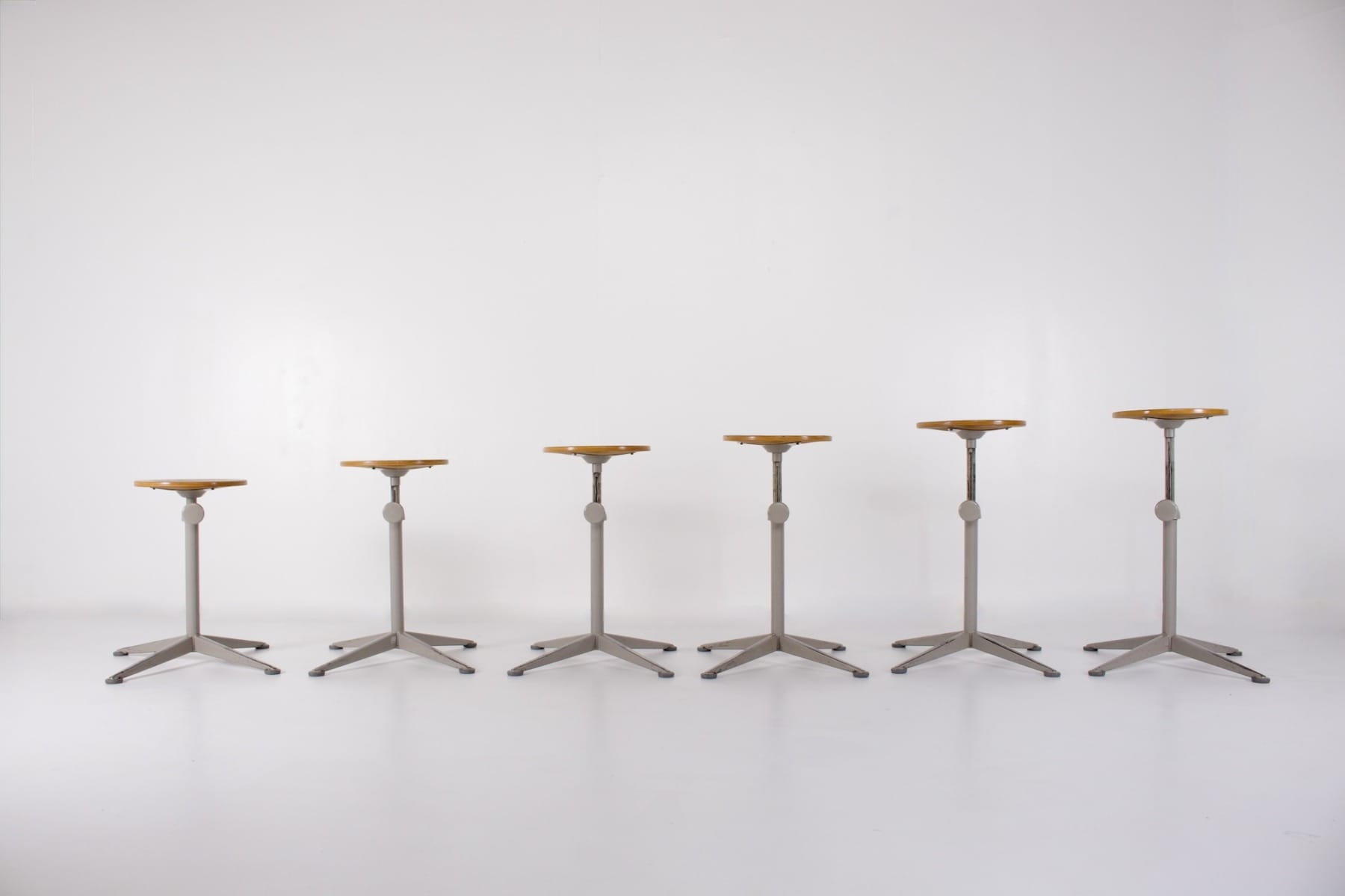 tabourets d'architecte en acier et bois à des hauteurs différentes