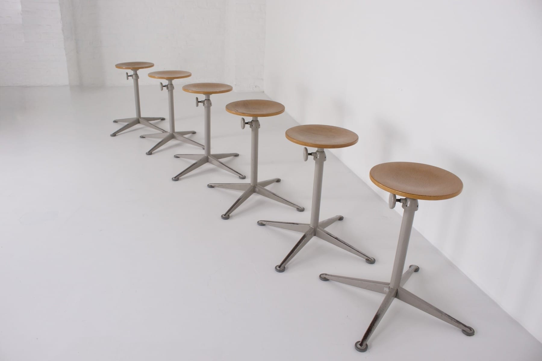 Tabourets industriels bois et acier des années 60