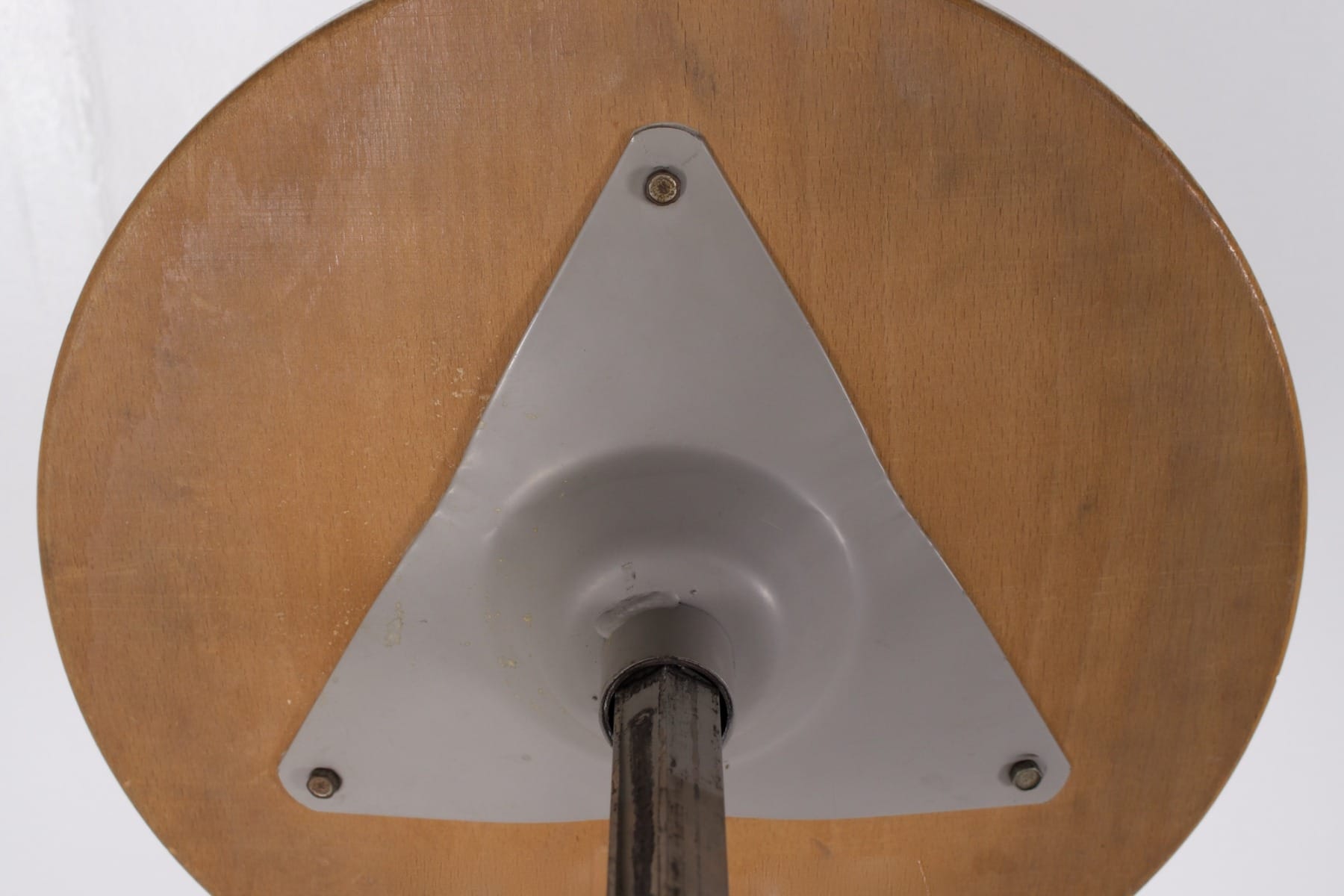Les assises de chaque tabouret son fixée à un épais triangle en acier qui réparti la charge de manière optimale et durable