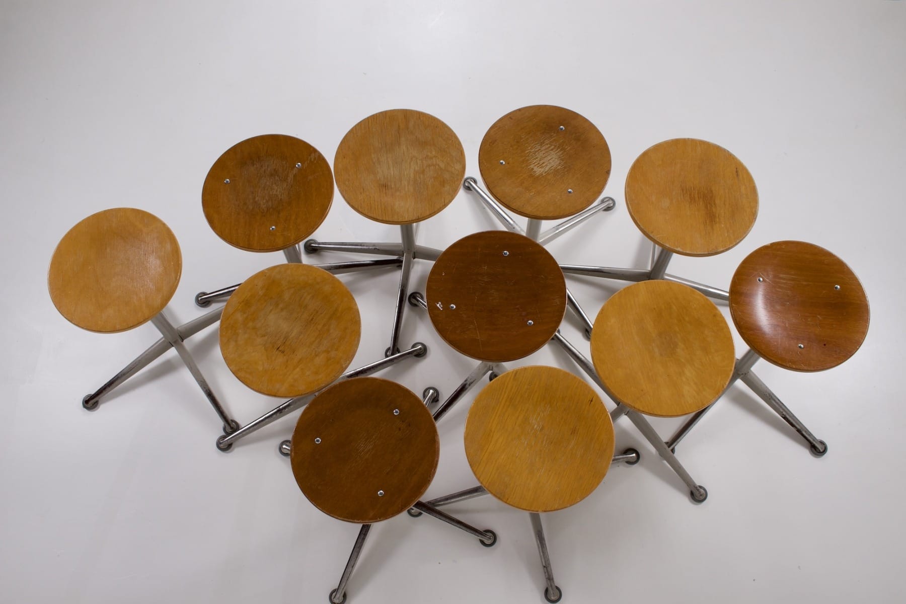 différentes essences et teintes de bois pour les assises de tabouret Friso Kramer Ahrend de Cirkel