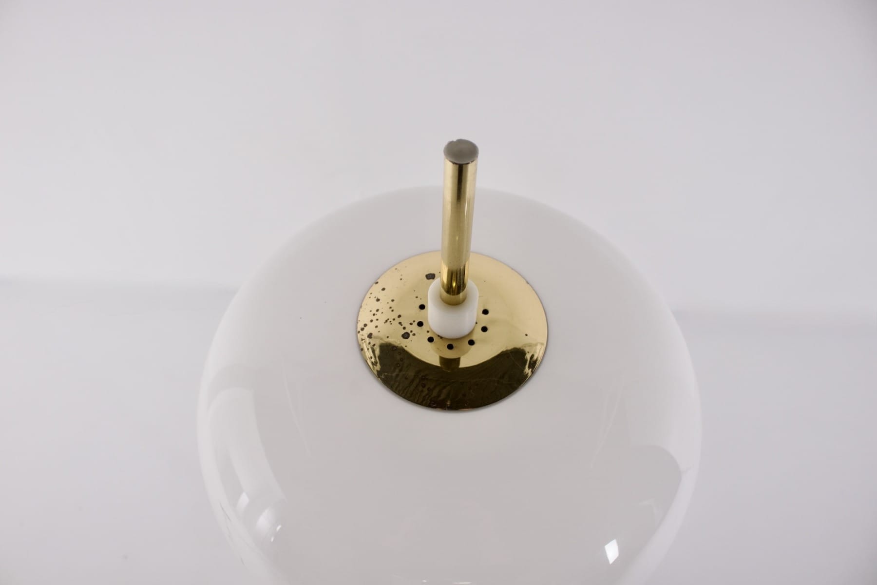 Oxidation bzw. Bräunungen an der Abdeckung eines weißen Acryl-Reflektors einer Design-Stehleuchte aus den 1970er-Jahren
