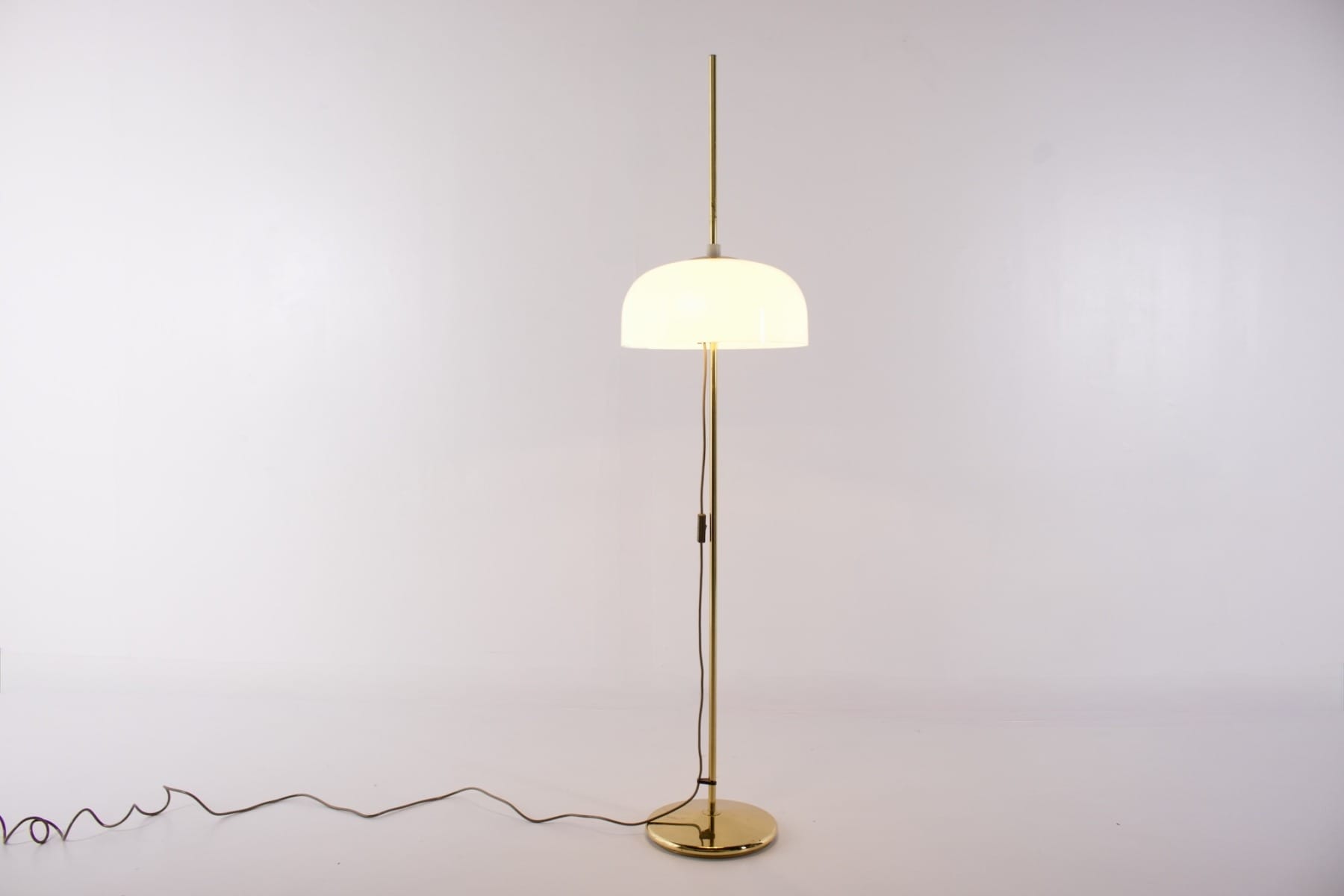 mittlere Reflektorhöhe bei einer Messing-Stehleuchte aus den 1970er-Jahren