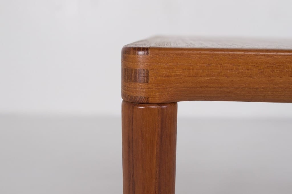 gros plan sur l'assemblage du pied et de la tablette de la table basse danoise vintage par Bramin