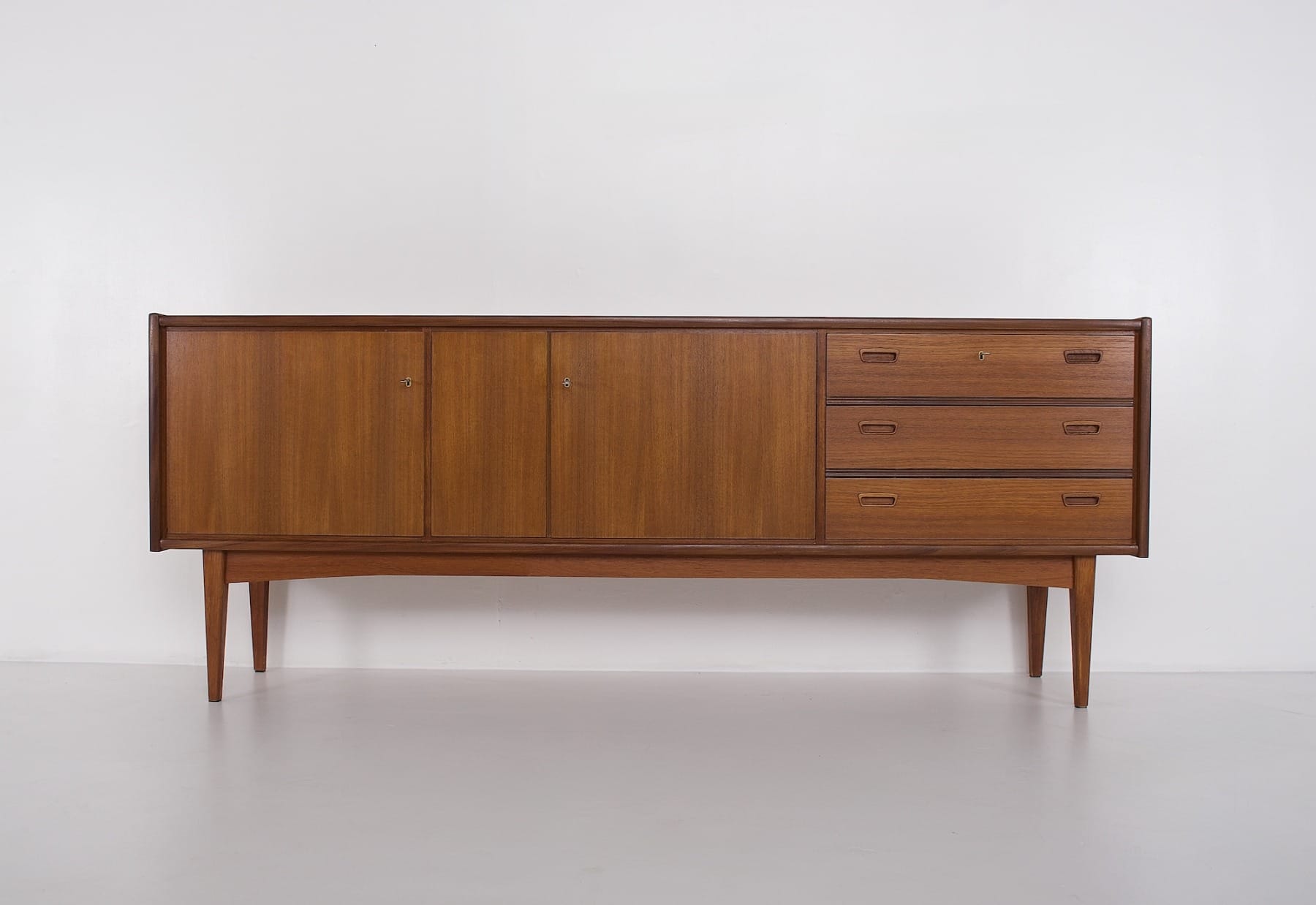 Buffet vintage de style danois en teck vu de face