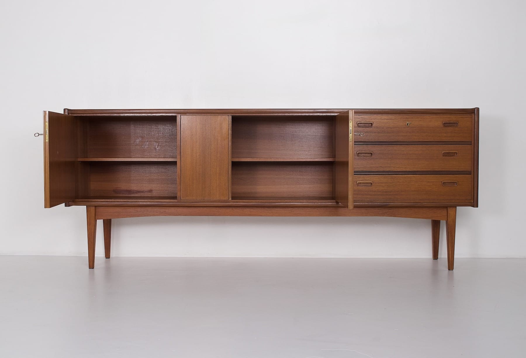 Long meuble de rangement de style danois, portes ouverys