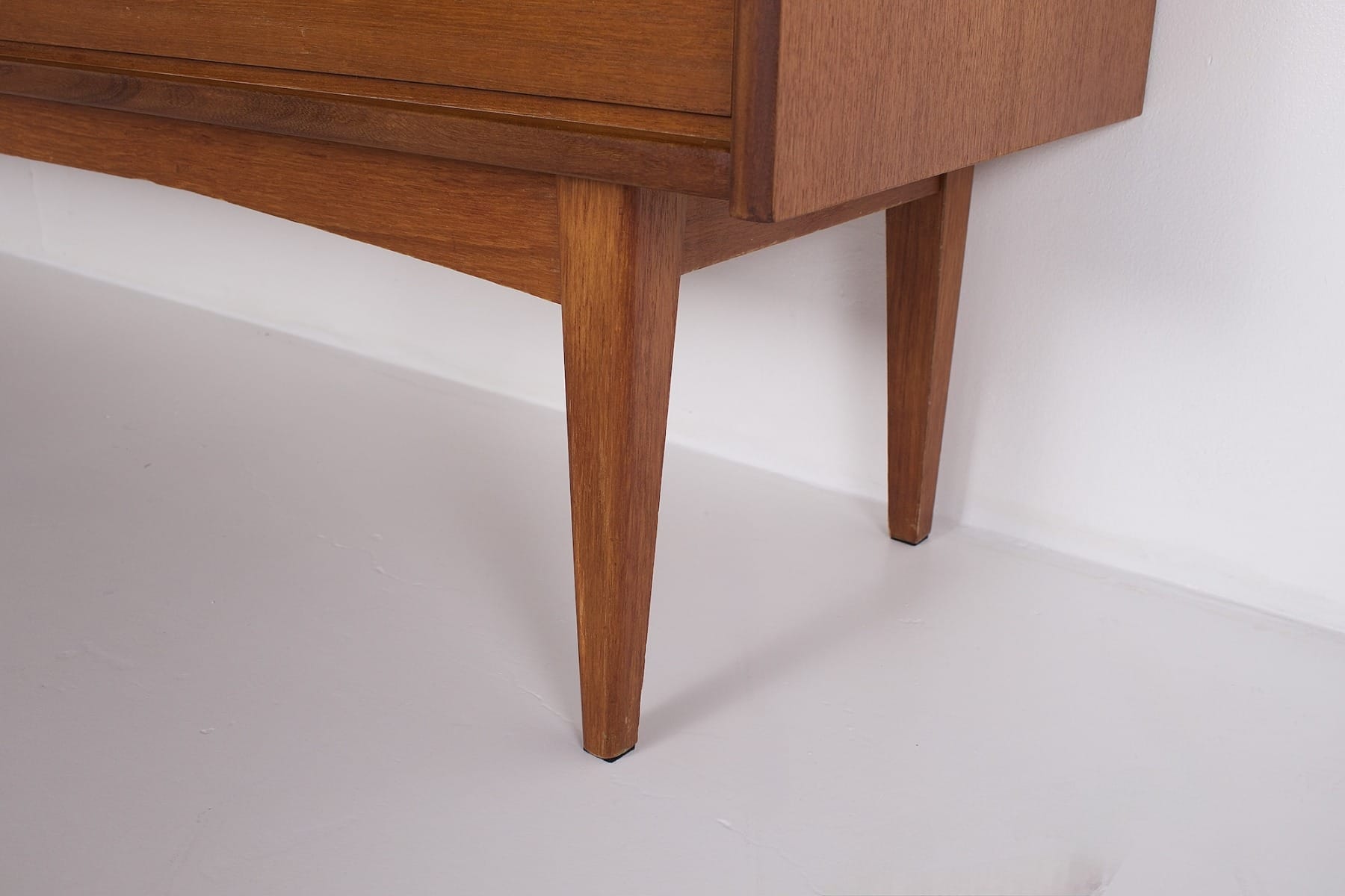 Les pieds obliques du bahut vintage en teck
