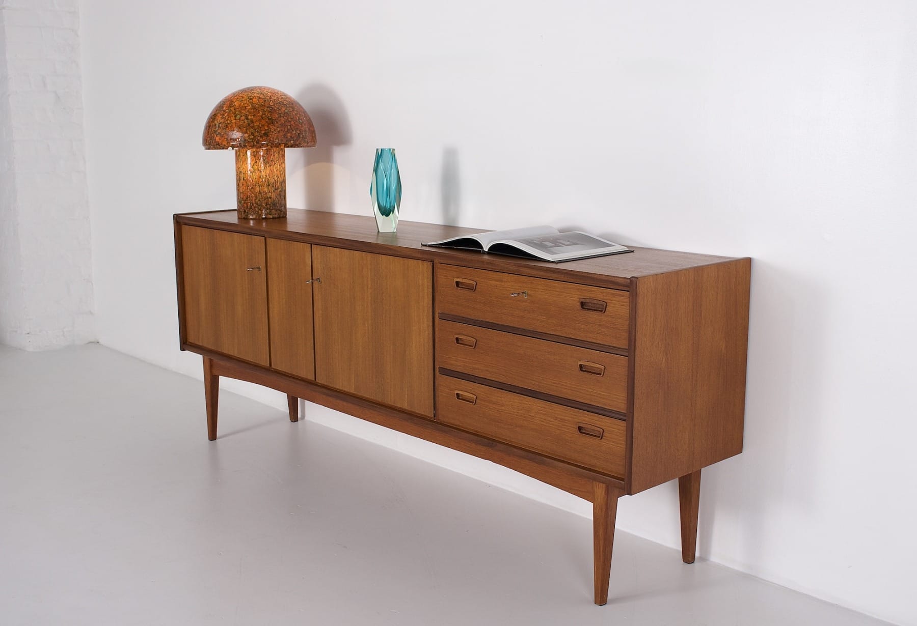 Sideboard scandinave vintage avec lampe champignon et vase suédois de couleur