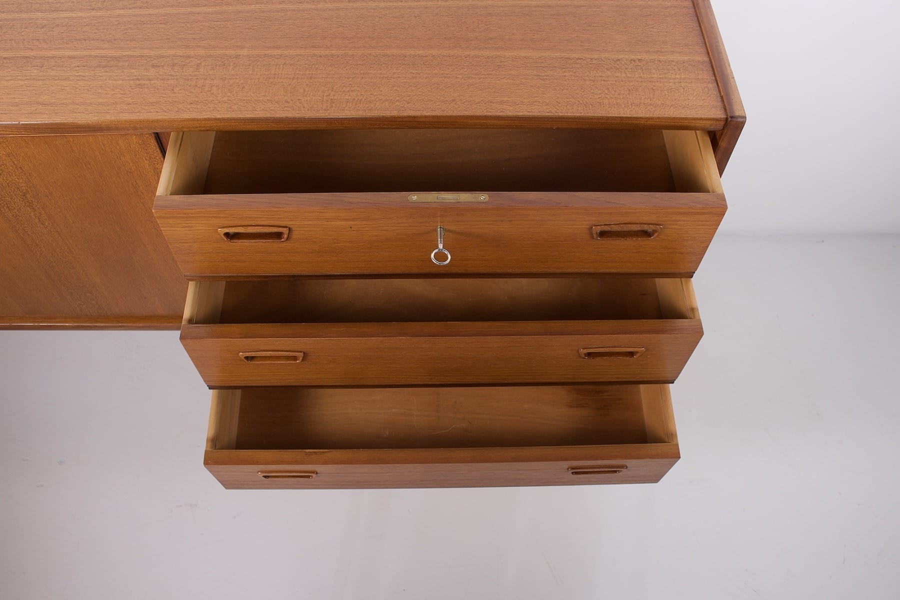 Les trois tiroirs ouverts de l'enfilade. scandinave. Serrure et clé au premier