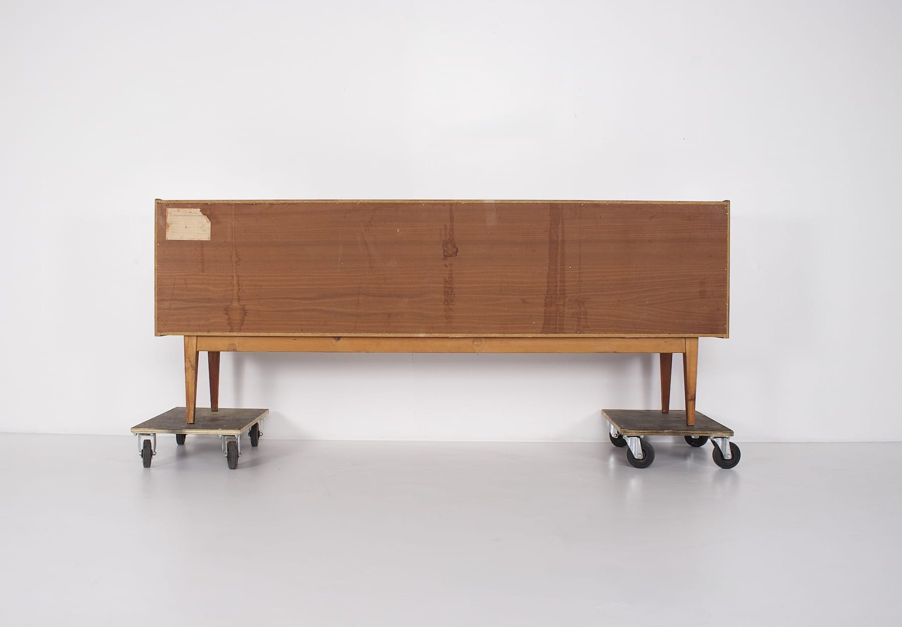 Finition arrière de l'enfilade vintage de style scandinave