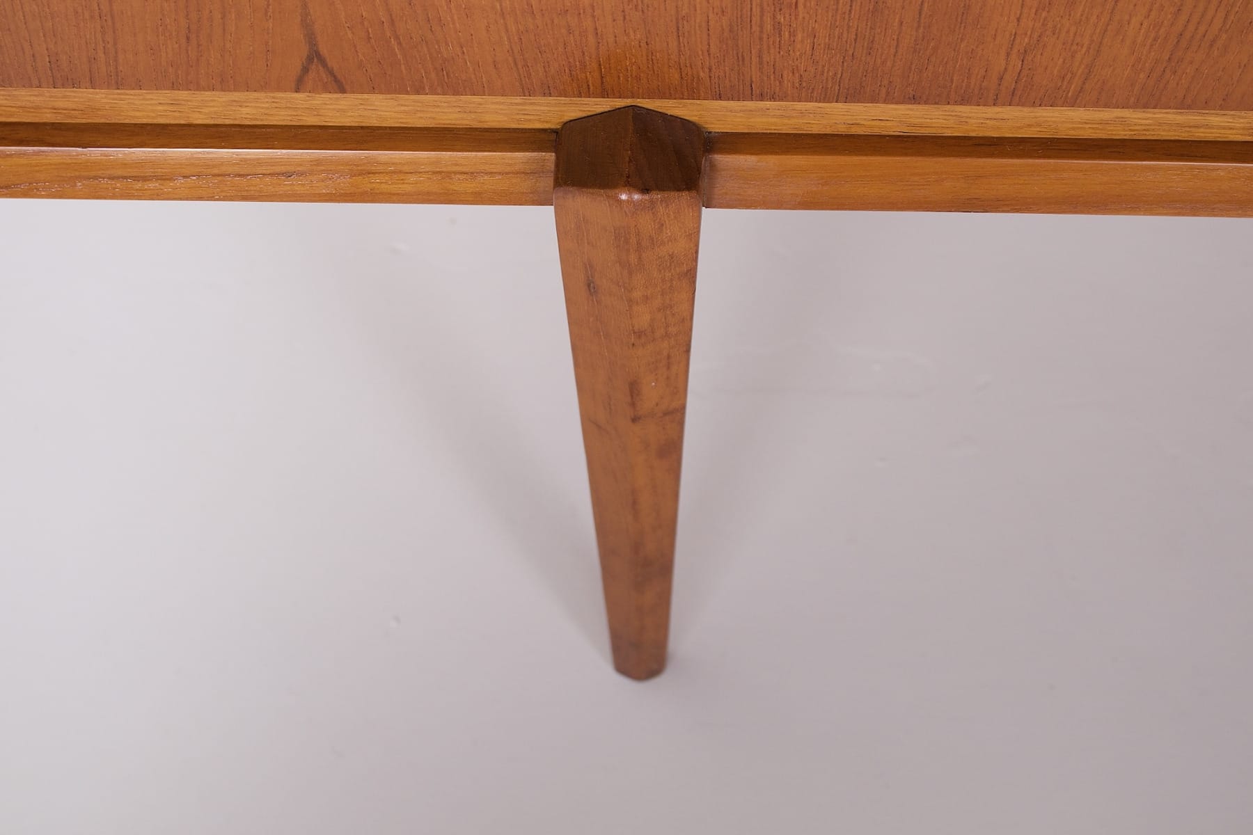 meuble vintage années 60 en bois, détail du pied en fuseau