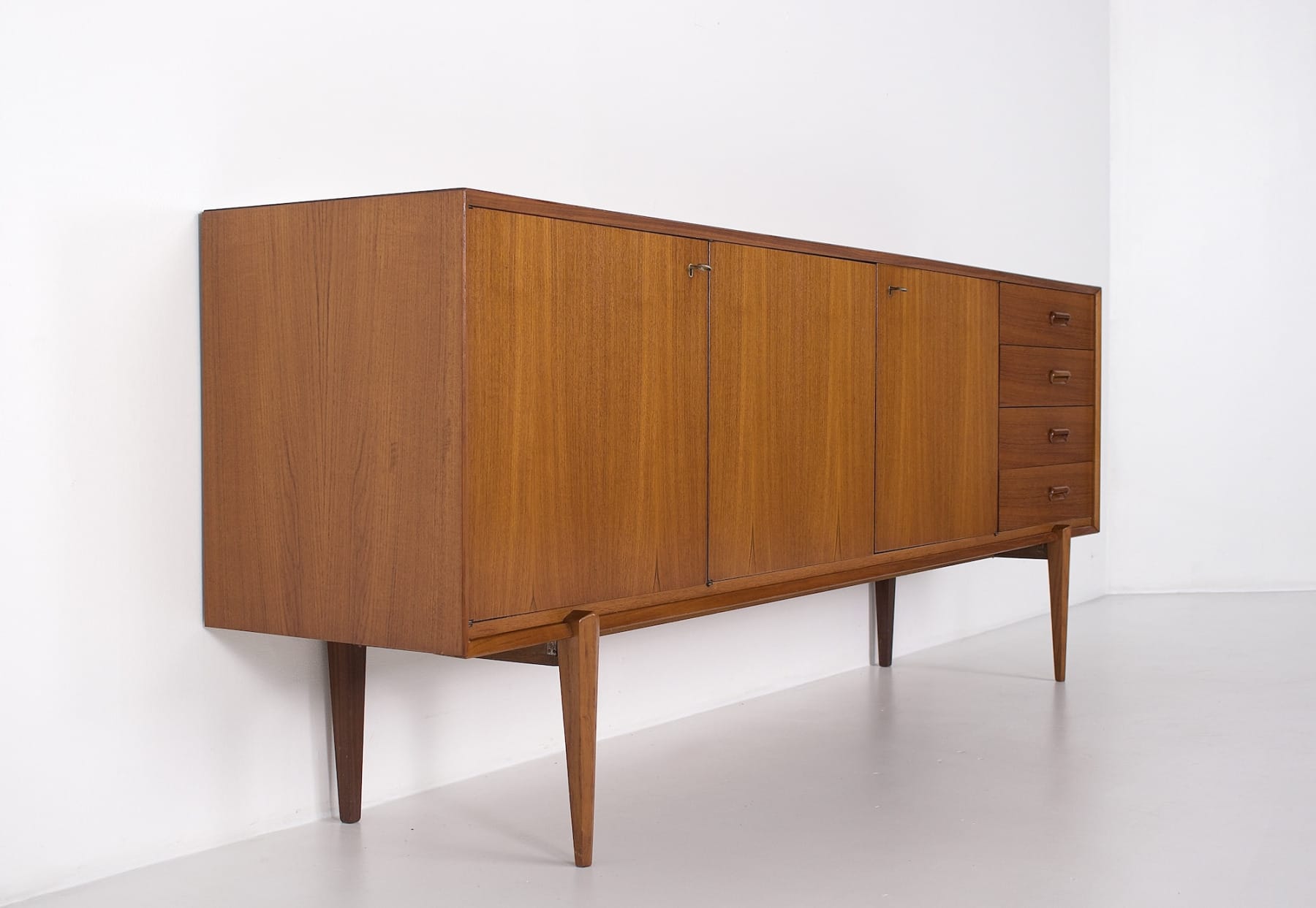 Enfilade en teck moderniste vers 1960 3 portes et 4 tiroirs