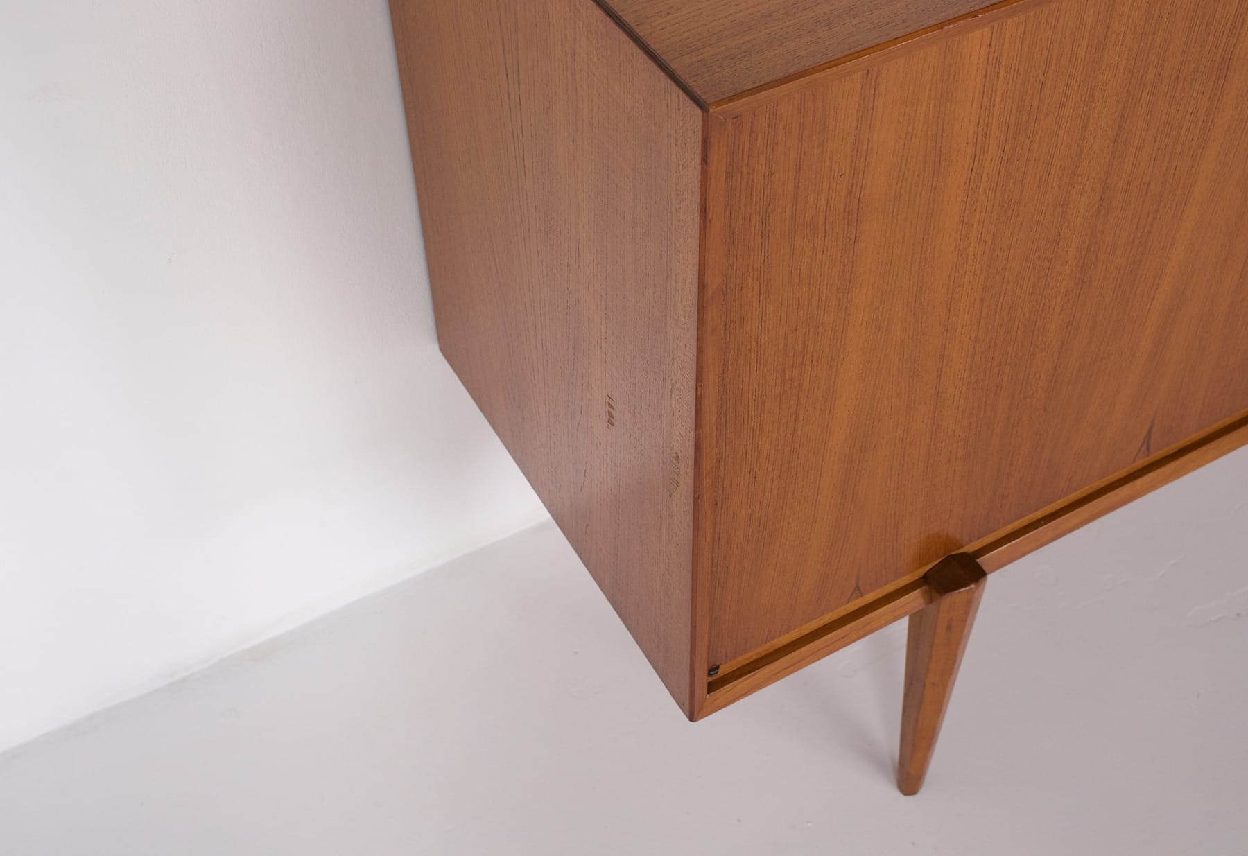 Flanc d'un buffet vintage avec petite usure