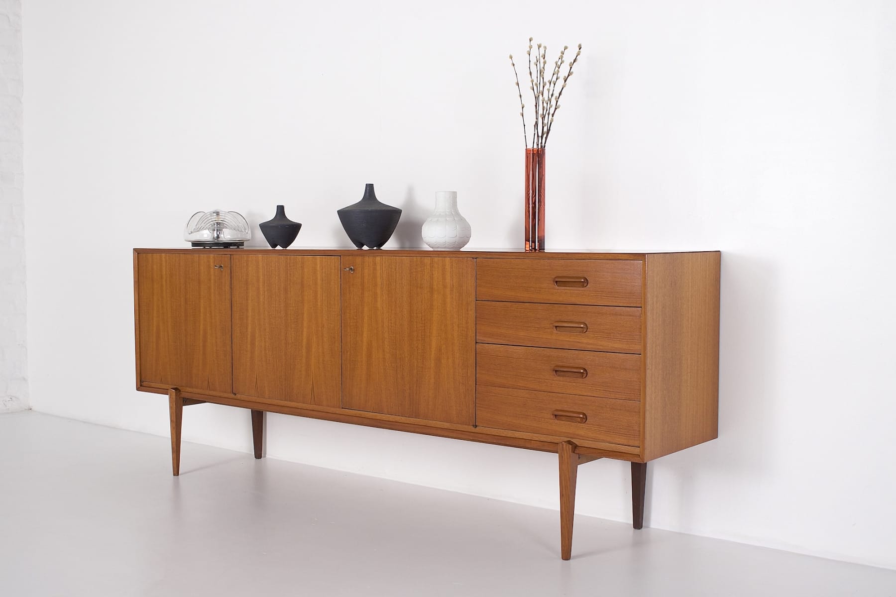 Dressoir Oswald Vermaercke avec vasess et lampe