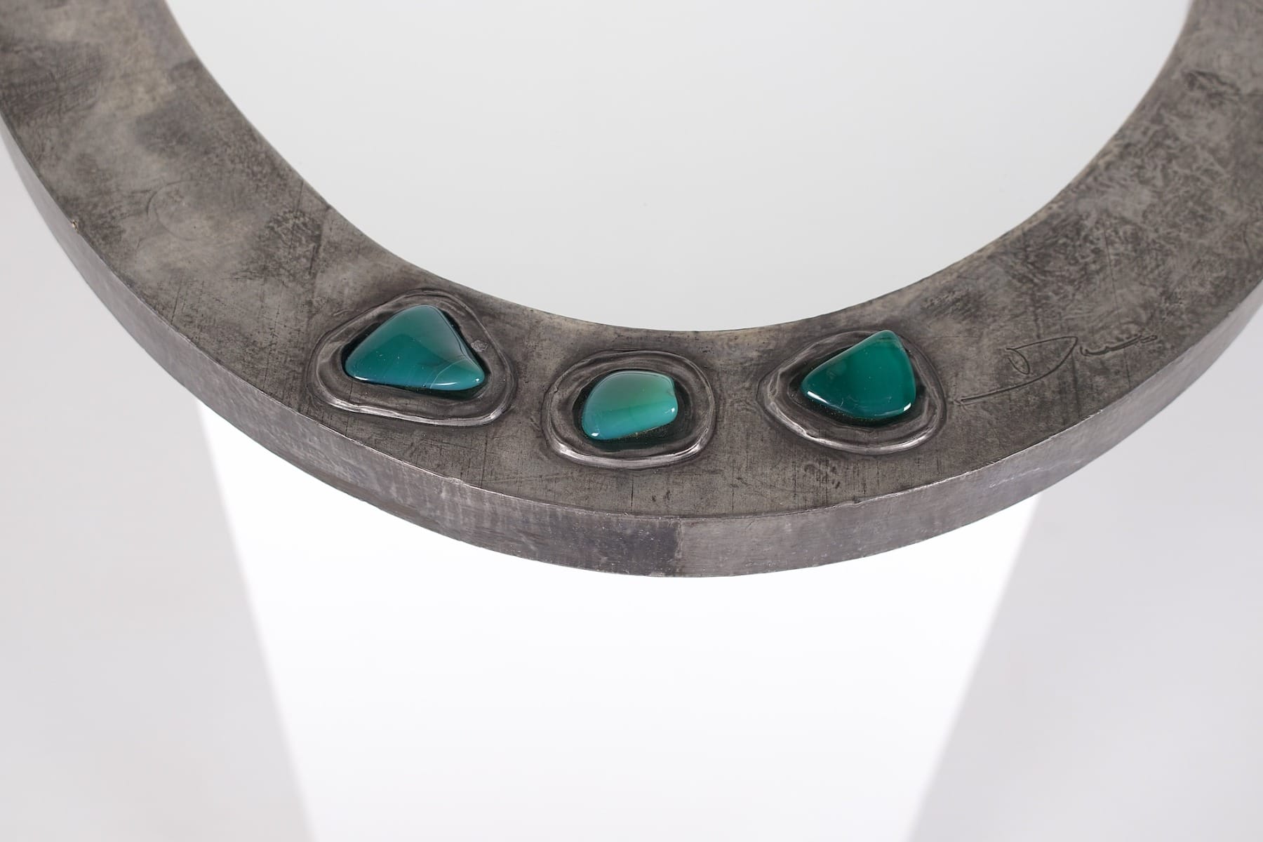 gros plan sur les pierres incrustées sur les contours du miroir vintage