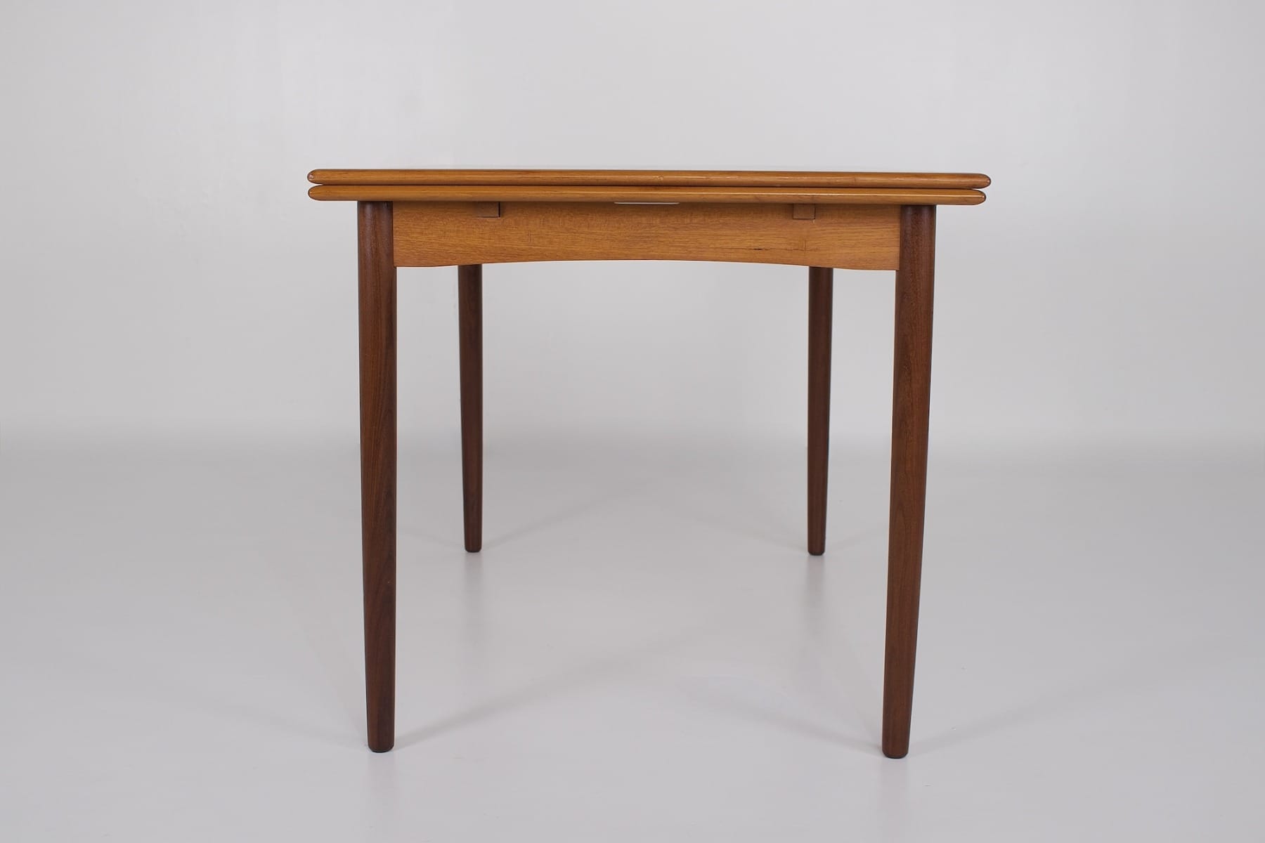 Profil latéral de la table vintage scandinave