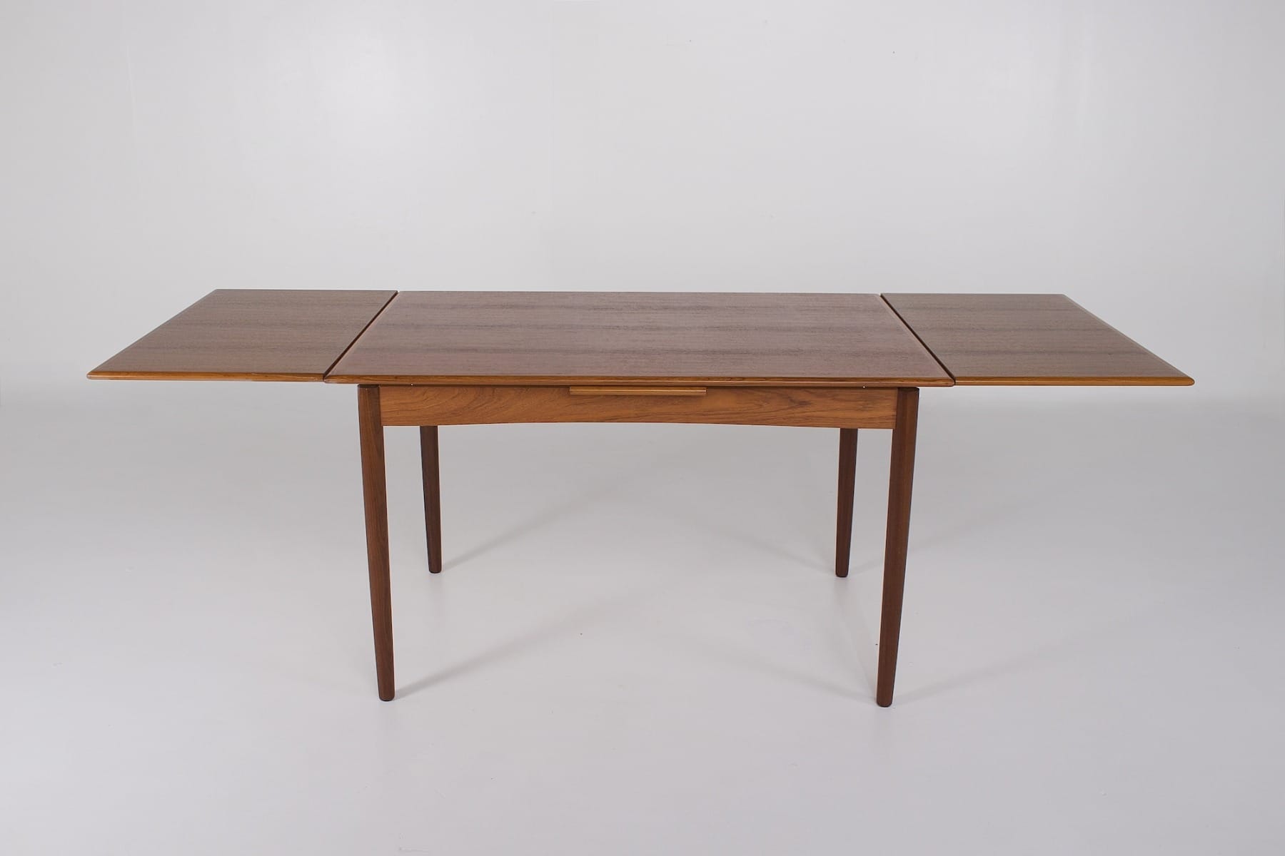 table danoise pour 6 à 8 personnes avec rallonges étirées