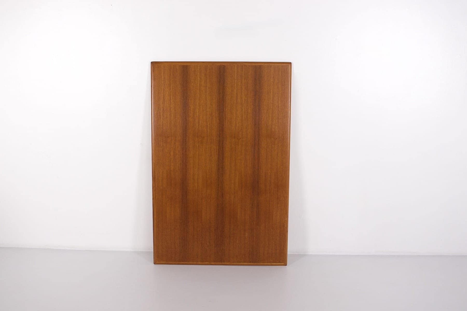 Le plateau principal de la table de repas scandinave années 60 70 avec son veinage de teck
