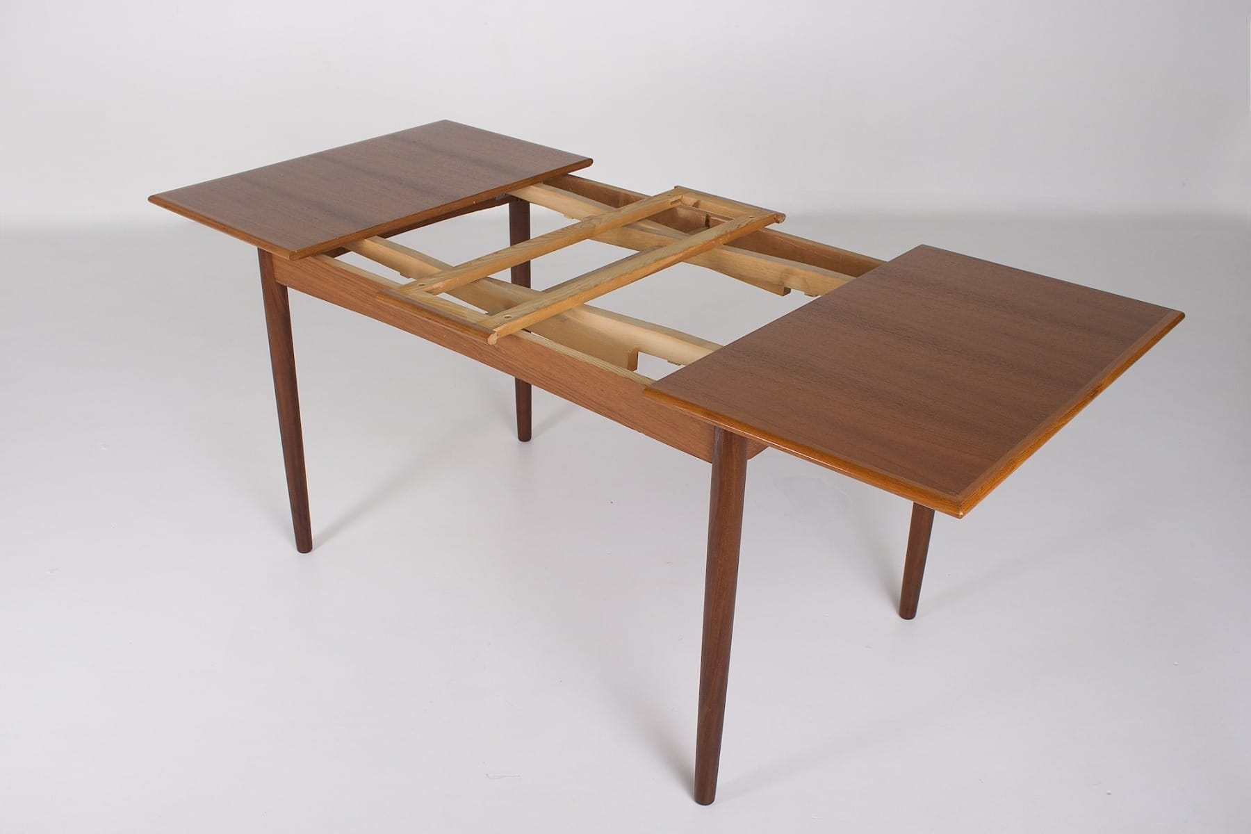 système d'emboîtement des rallonges sur la table danoise vintage en teck